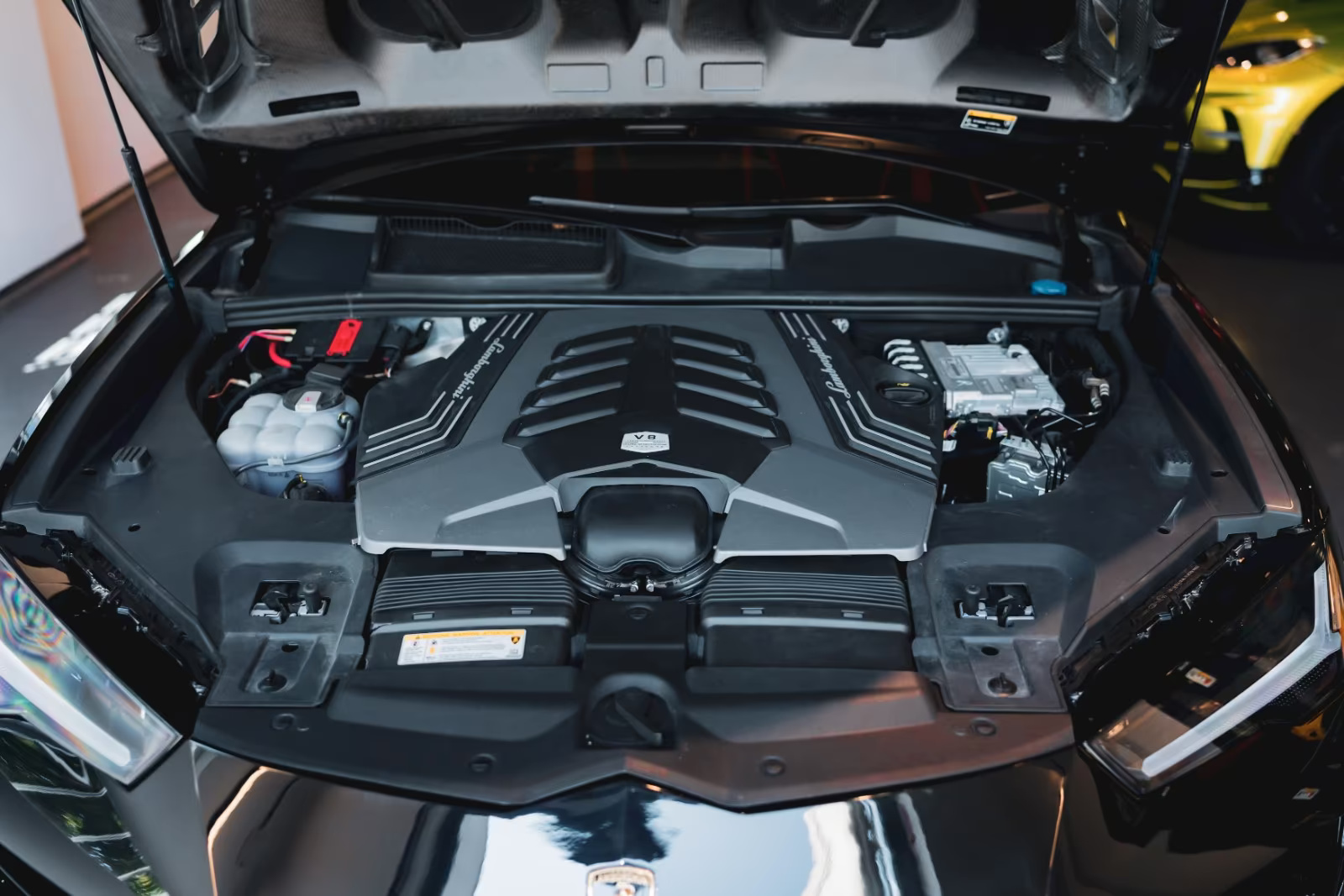 Erstaunlich Lambo Urus Motor Ebenbildnull